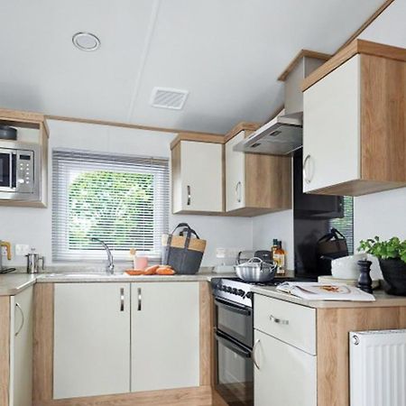 Parc Farm Holiday Park Mold Esterno foto