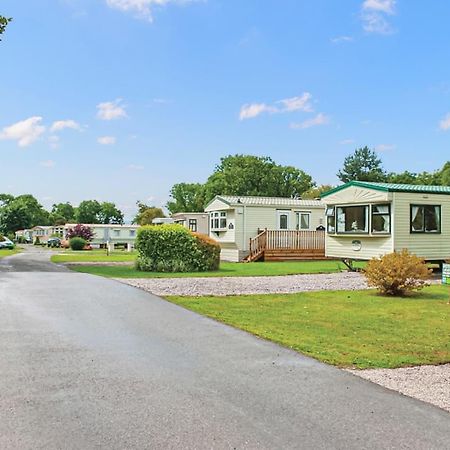 Parc Farm Holiday Park Mold Esterno foto
